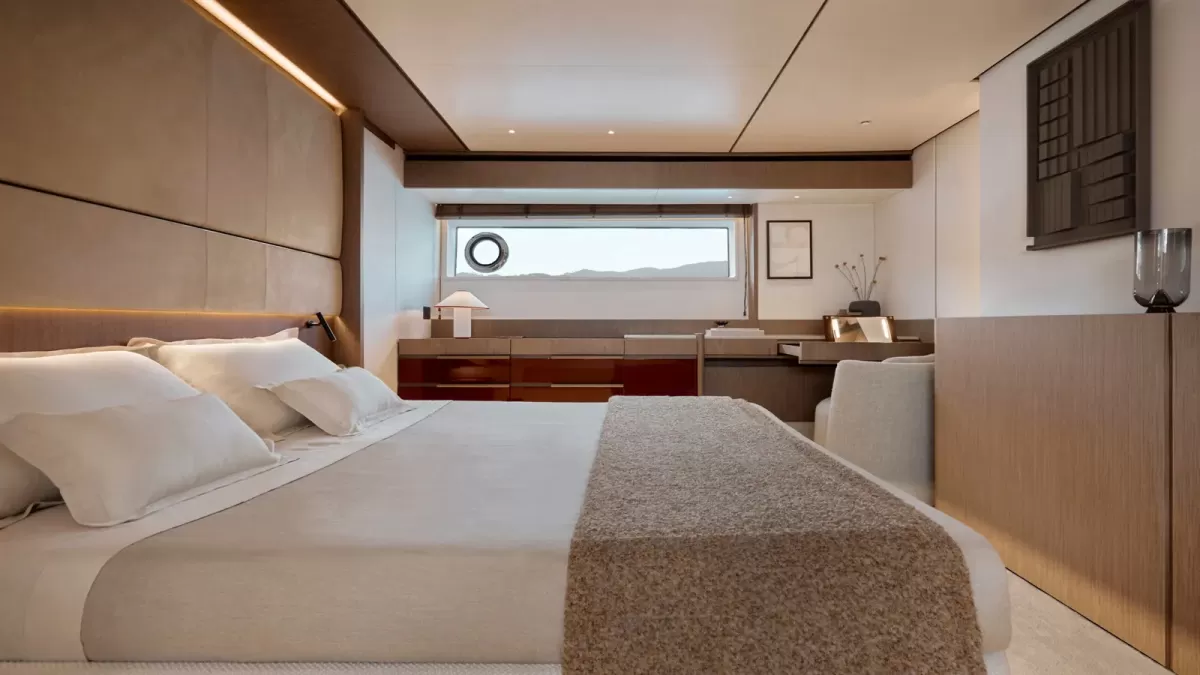 Azimut Fly 82 guest cabin interior