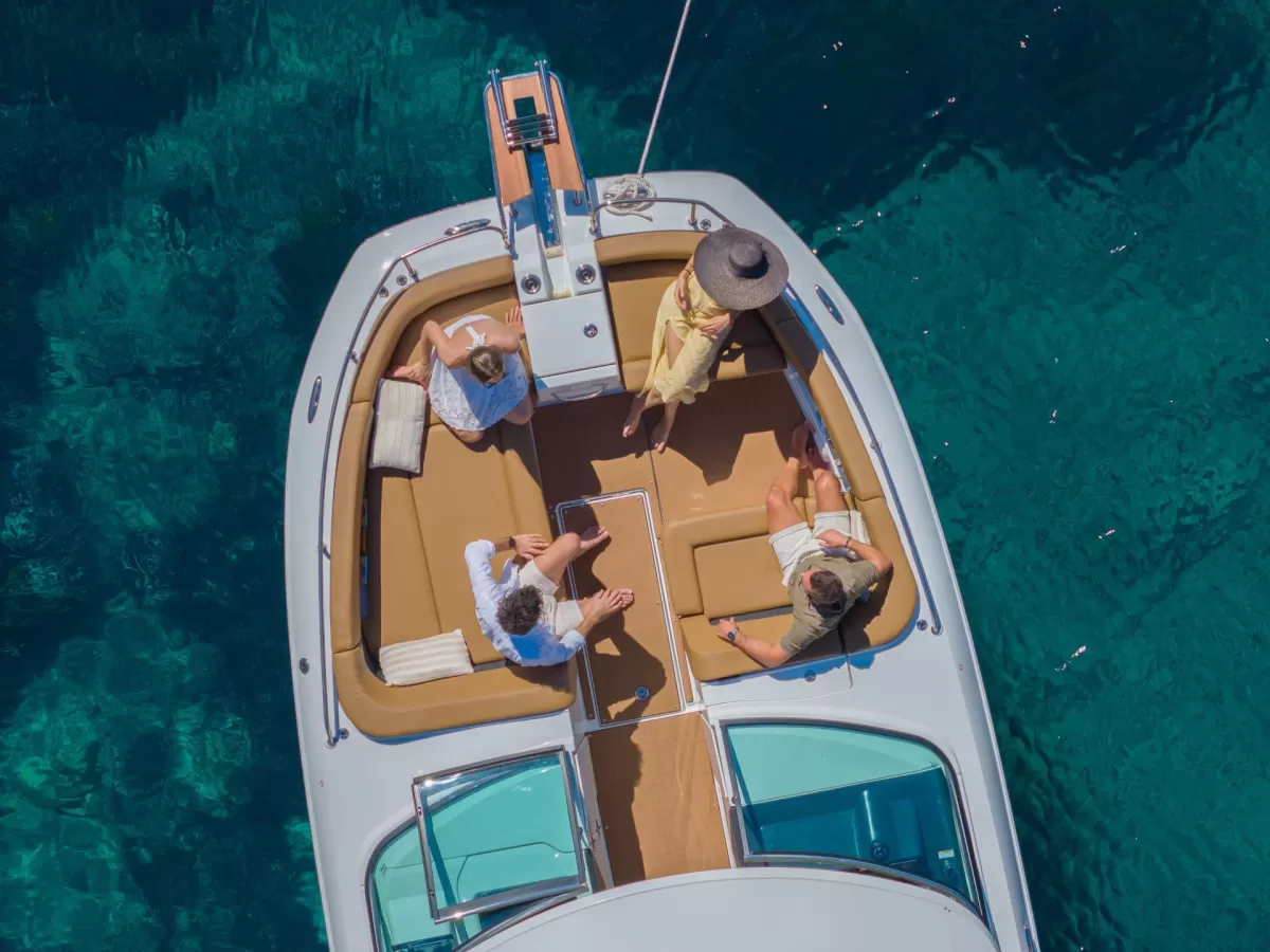 Fwd deck on board jeaneau TH33