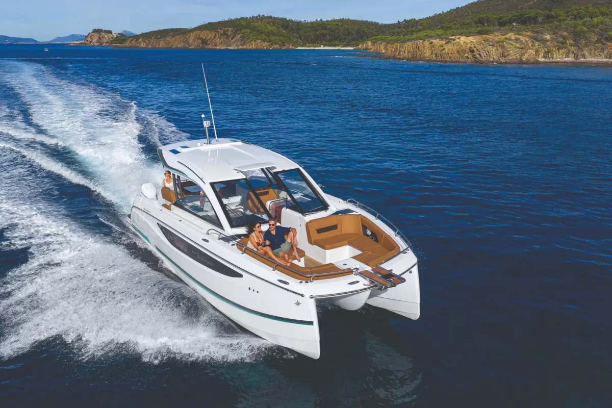 Jeanneau TH38 cruising