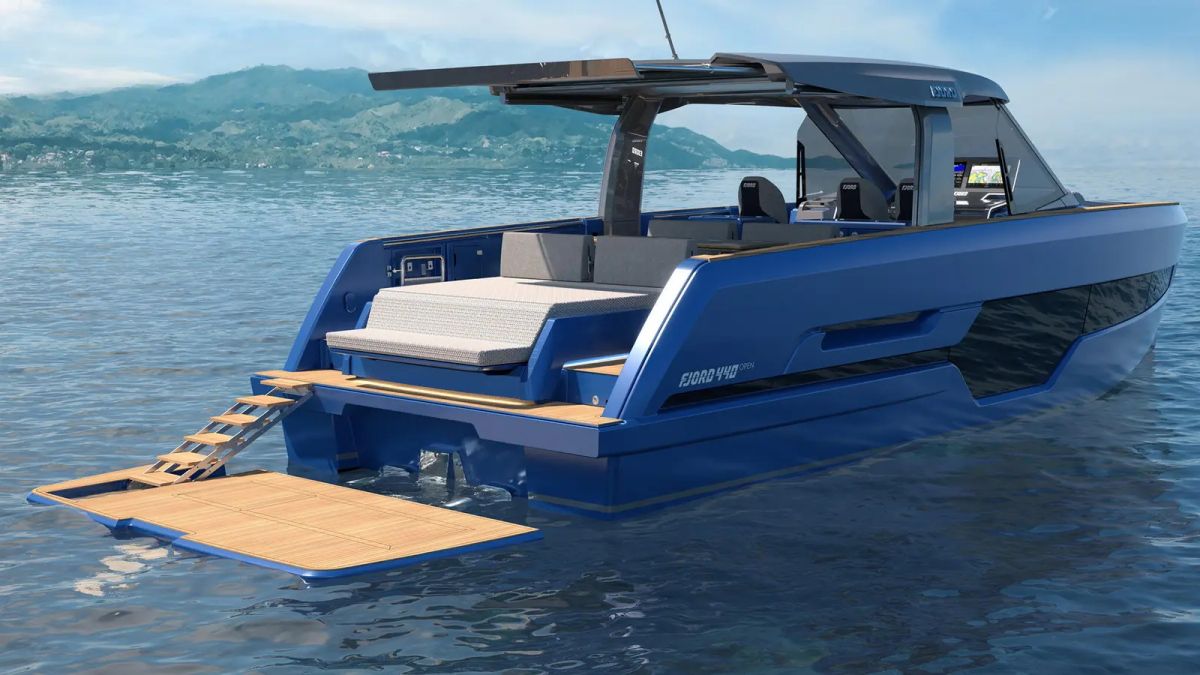 FJORD 440 Open debuts with 960 hp, reversible aft bench and new Design Unlimited interior