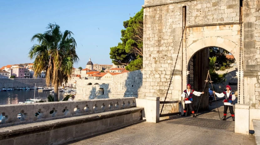Dubrovnik city guard ploče entrance