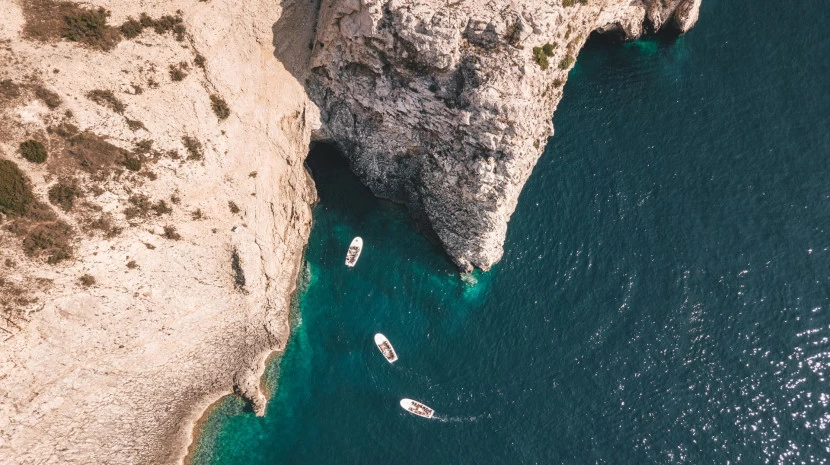 Modra špilja Biševo yacht charter