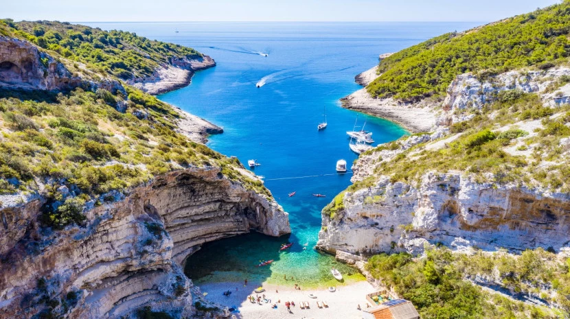 Stiniva Vis yacht charter itinerary