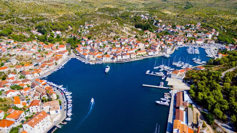 brač milna Yacht Charter