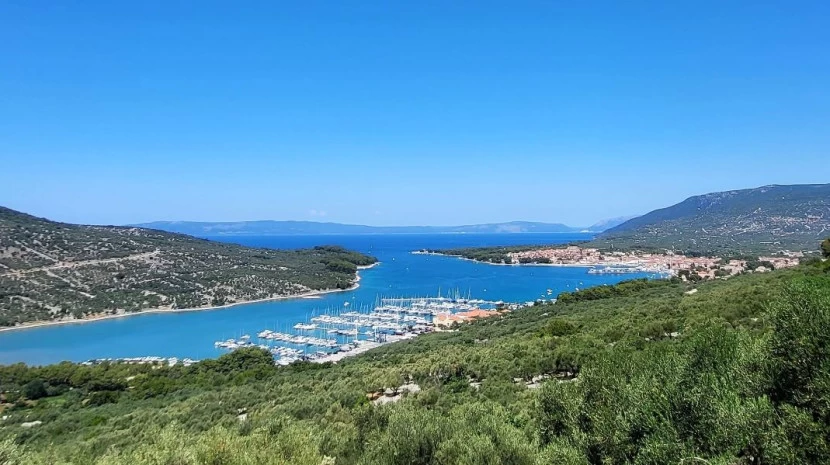 cres yacht charter