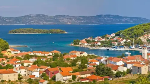 iž yacht charter