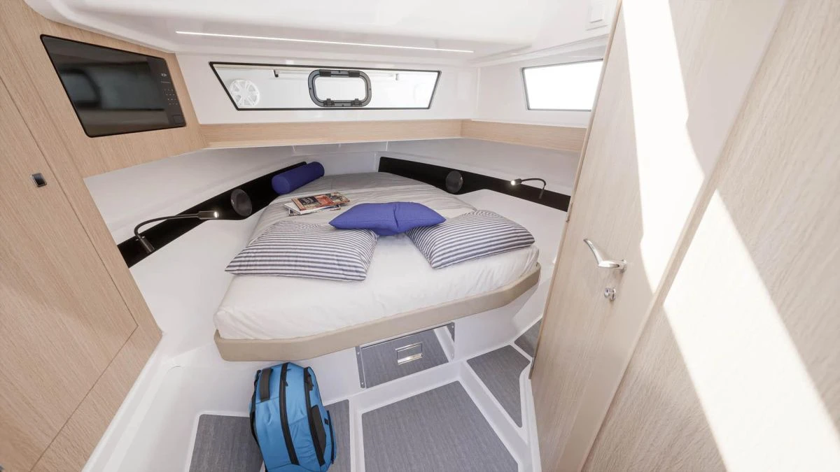 Jeanneau EX34 Hard Top combines open-air cruising with compact design