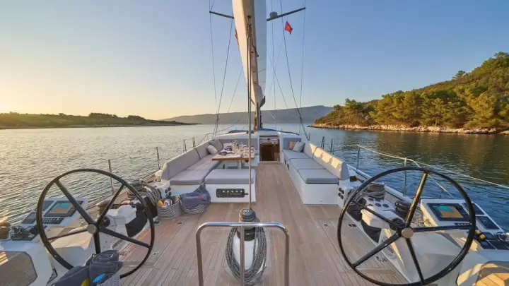 Sailing yacht
