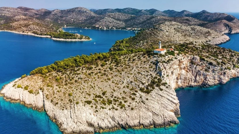 skrivena luka lastovo Yacht Charter