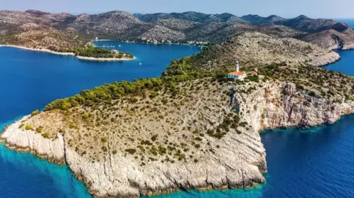 skrivena luka lastovo Yacht Charter